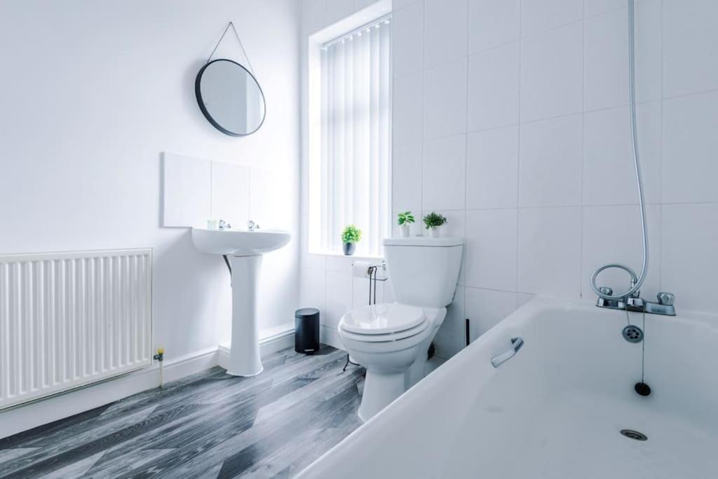 Long Term Offers Message For Prices Sleeps 6 Adults, Contractors, Relocators, Travellers Villa Halifax Eksteriør bilde